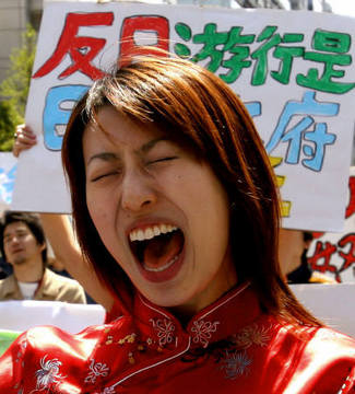 Protester at Nanjing, 22 April 2005.  © Reuters/Toru Hanai